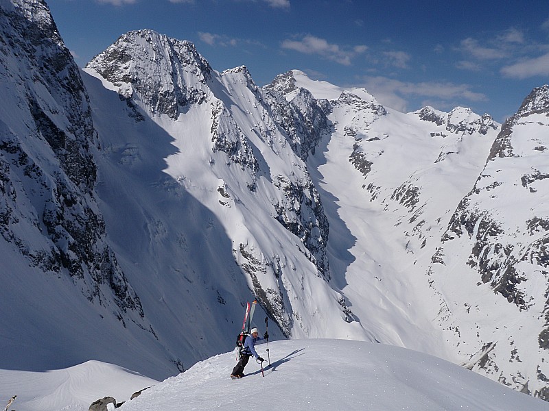 montée au col de Chéret : au fond les Rouies 
à gauche le col du chardon