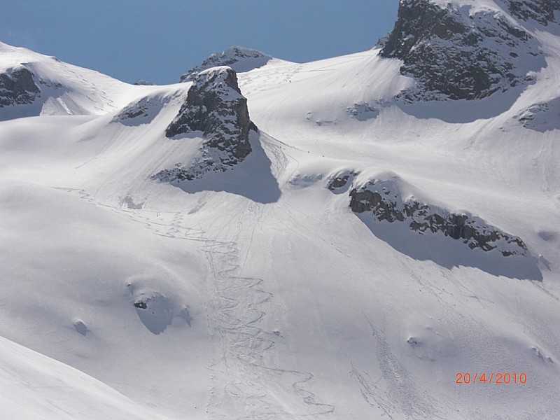 Traces rochail sous sommet : une neige poudreuse tassée excellente pour la saison. Descente du Rochail le 20 avril 2010