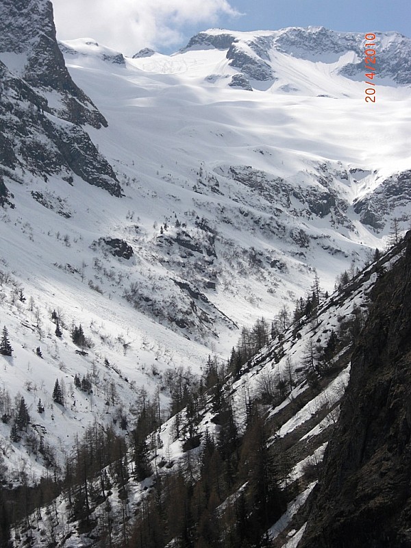 ROCHAIL vu du vallon : la dernière barre sous le sommet ne passe pas en skis du coté Est,  sauf de savoir sauter environ 10m!