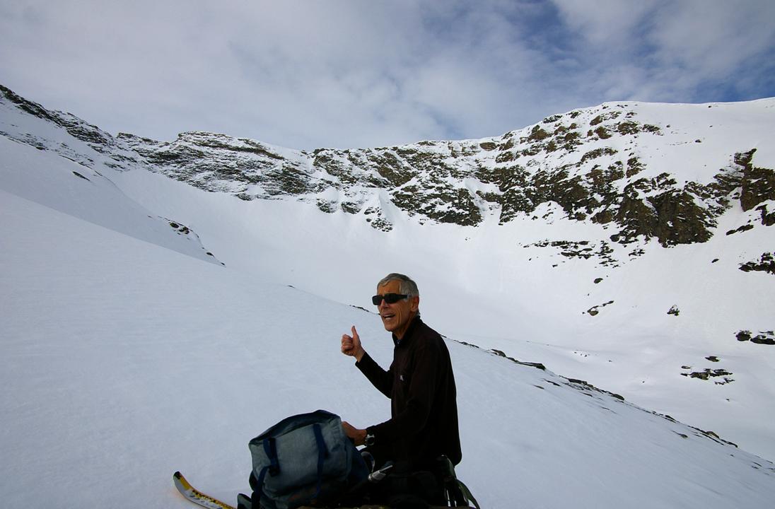 MichelB sur fond de Grala : Petite pause ravitaillement après 1100 mètres de D+. MichelB se détache sur fond de cirque de la Grala.