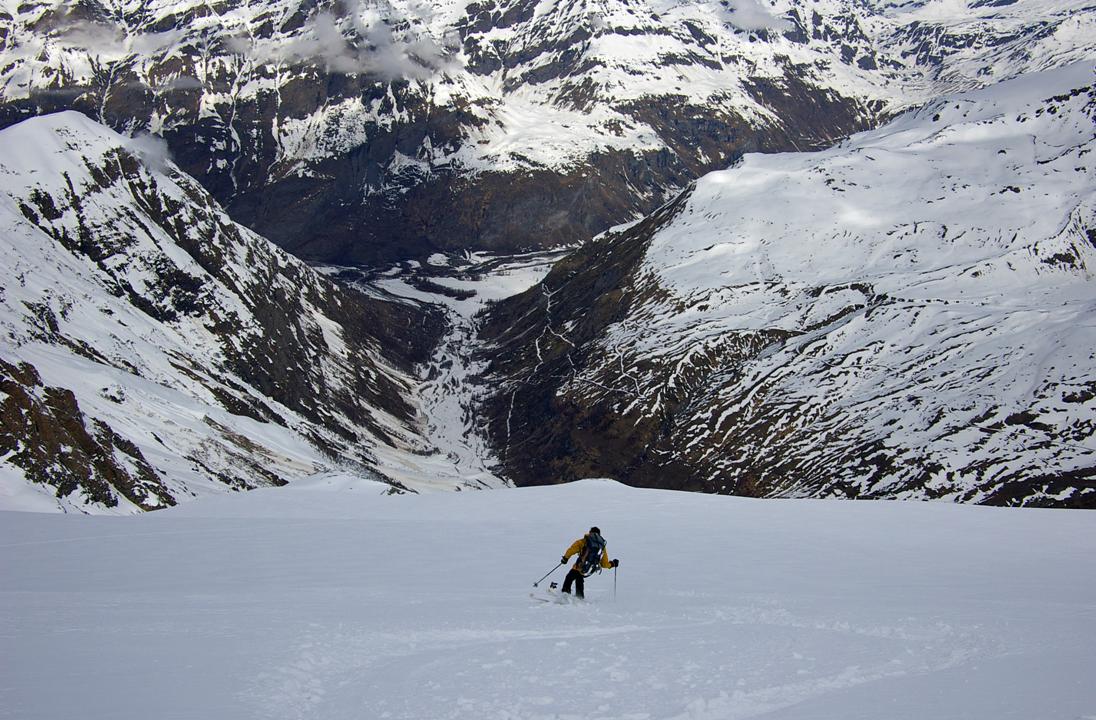 MichelB en poudreuse : C'est parti également en descente pour MichelB. "La D+ pèse un peu pour négocier les incertitudes de la neige liées au transport du vent" dixit MB. Mais çà ne se voit pas.