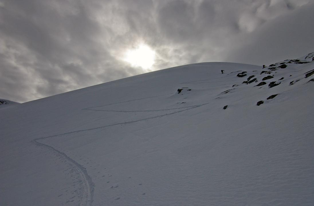 Surmonter Bombement glaciaire : Jib et MichelB ont l'art de la trace de montée. Ascendance régulière, avec ce qu'il faut de volonté... et d'astuce, pour utiliser l'atout des microreliefs... C'est pas une trace à l'azimut!