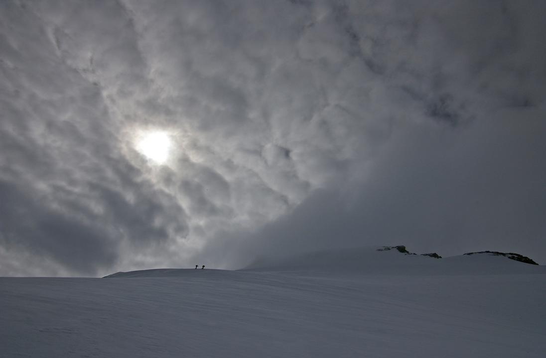 Dans l'oeil du cyclone : Dépression sicilienne... la soufflerie est en marche. Chaque fois que je me suis retrouvé à cet endroit... j'ai eu le sentiment que le sommet "acceptait" ma présence! La course du 24/04/10 ne fit pas exception. Les 