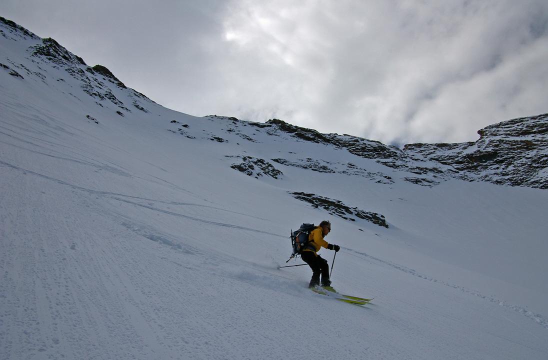 MichelB skie la Grala : Les pentes W du couloir vers la Grala sont toujours gelées... mais la croute de regel est mince. Prudence.