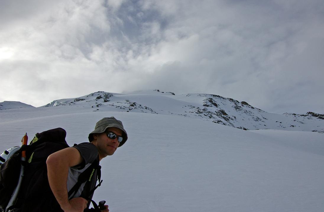 Jib à la cote 2930 : Nous débouchons sur les altisurfaces qui s'étendent sous le Glacier de Charbonnel. Pour chasser les nuages... Jib chausse son bob pare-soleil.