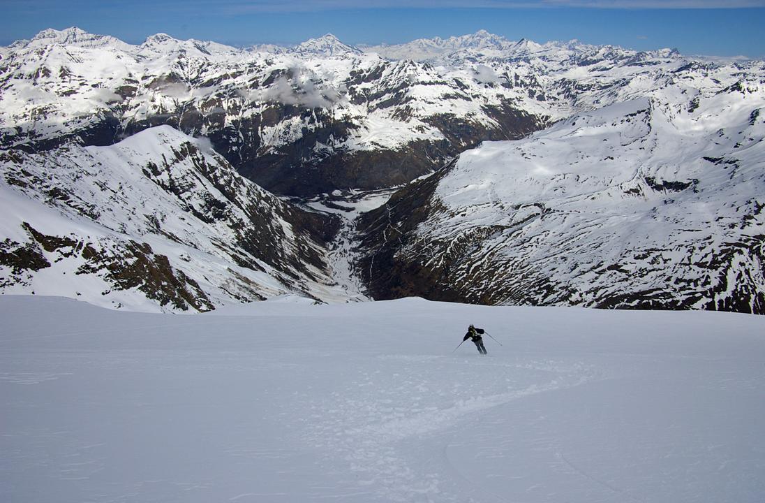Jib engage la descente : Pas perturbé par 1900m de D+ d'une seule traite, et l'oeil sur la montre, Jib engage la descente. Dommage de ne pas avoir pris aujourd'hui un parapente???