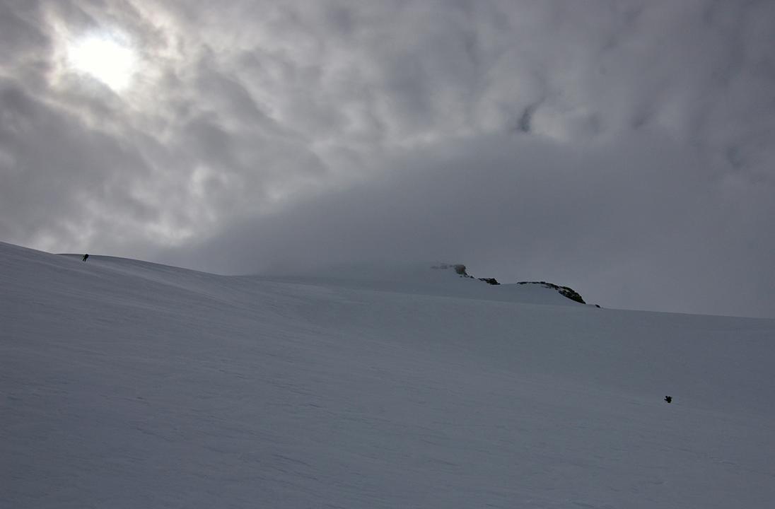 Glacier de Charbonnel : Une diagonale ascendante relie les skieurs sur le glacier de Charbonnel. La nébulosité confond les éléments.