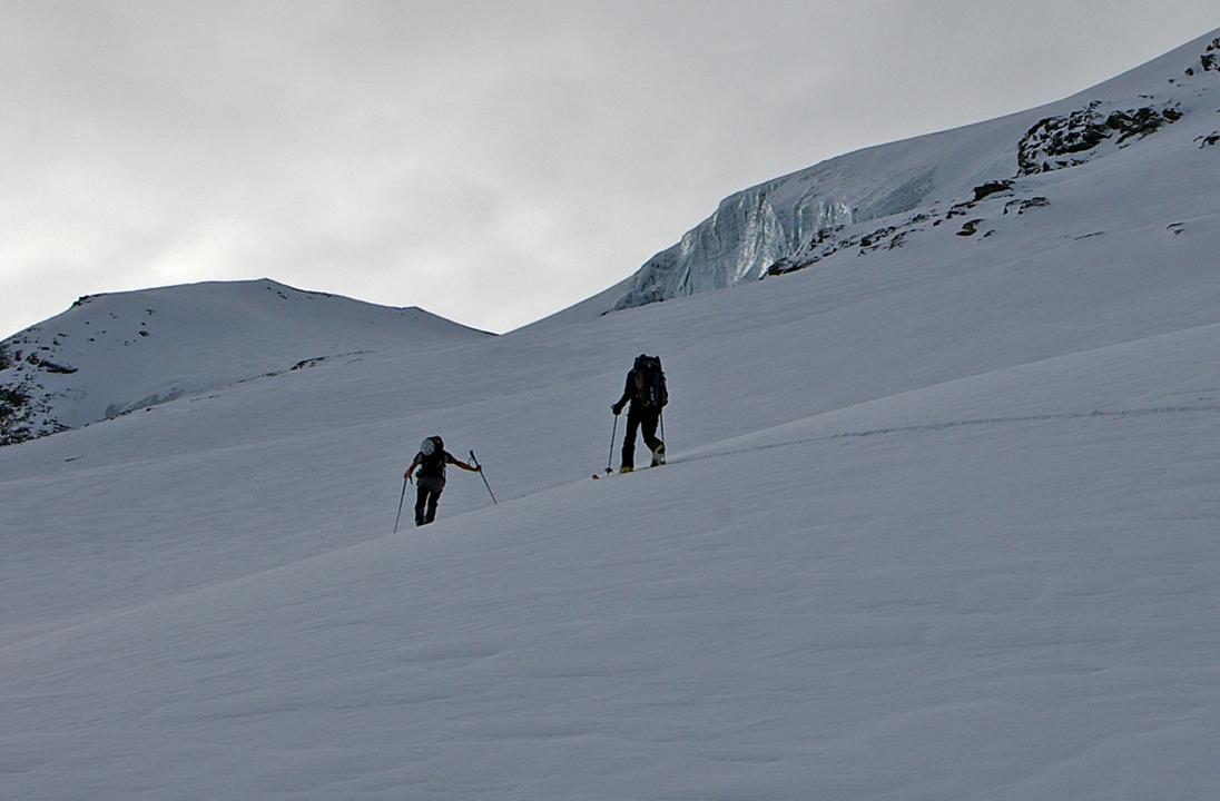 Séracs de Charbonnel : Hasards de la trace de montée... Jib et MichelB prennent le cap de la fameuse tranche de séracs de Charbonnel.
