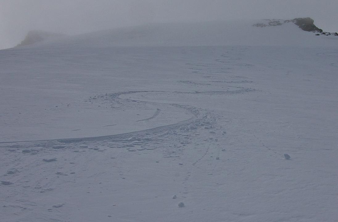 Grands virages sous sommet : Le glacier est tracé par nos 3 "marques"! L'ampleur du sommet nous en rappelle le caractère éphémère.