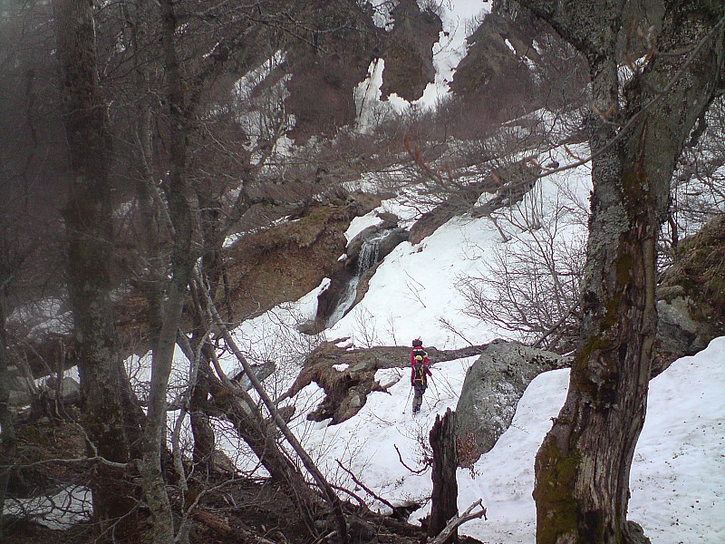 vallée de Chaudefour : pas mal de monde aujourd'hui (rien d'excessif). Croisé Elsa montant en T shirt avec 3 copains et toute contente d'y être...