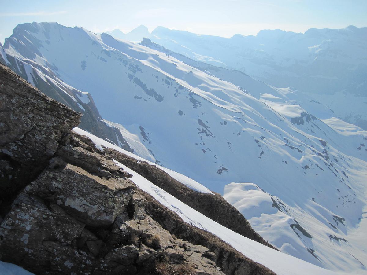 Notre objectif. : Depuis la Golette de l'Oule on observe la Dent de Barme au dessus du lac de la Vogealle.