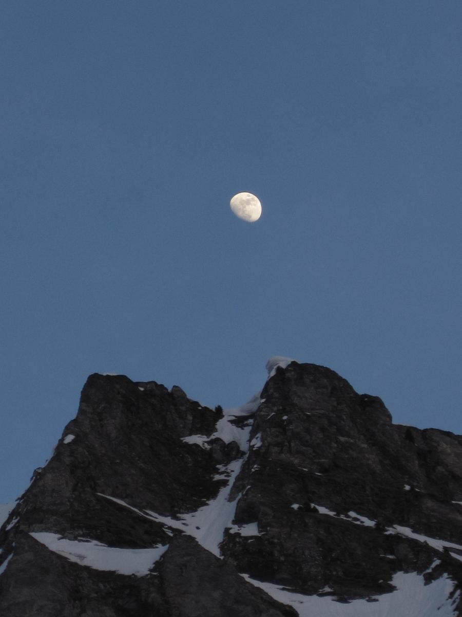 La lune de Bostan : Corniche sous la lune.