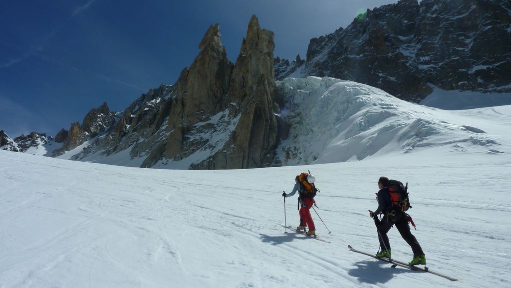 Col du Chardonnet : Delle et Tomtom sous les grandes tours de granit de l'Aiguille d'Argentiere