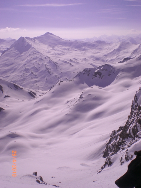 Turge : Le couloir Est vu d'en haut. Sur fond de Pic Lombard et de Petit Rochebrune.