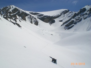 Turge : Vue globale : le sommet, le couloir SW et le vallon W-NW