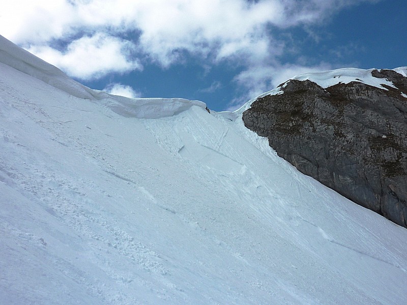 Aig. des Calvaires couloir N : Les anciens départs de plaques qui ont provoqué le balayage de l'axe du couloir