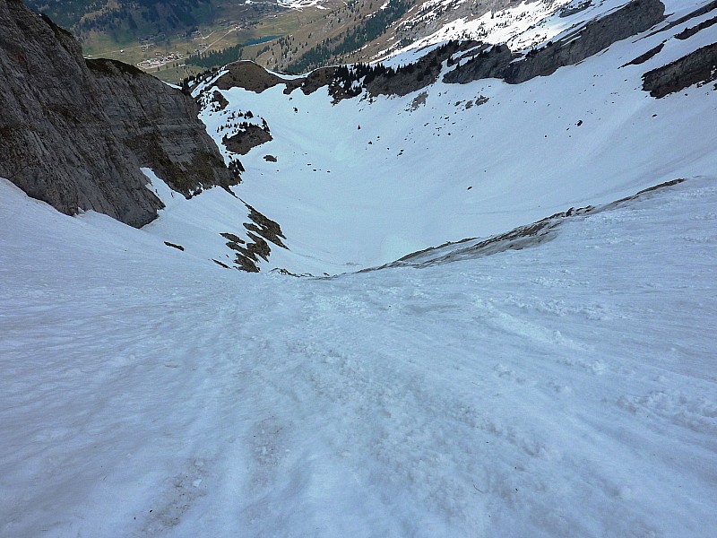Aig. des Calvaires couloir N : Les ravines en neige dure provoquées par les coulées. Difficile à skier!