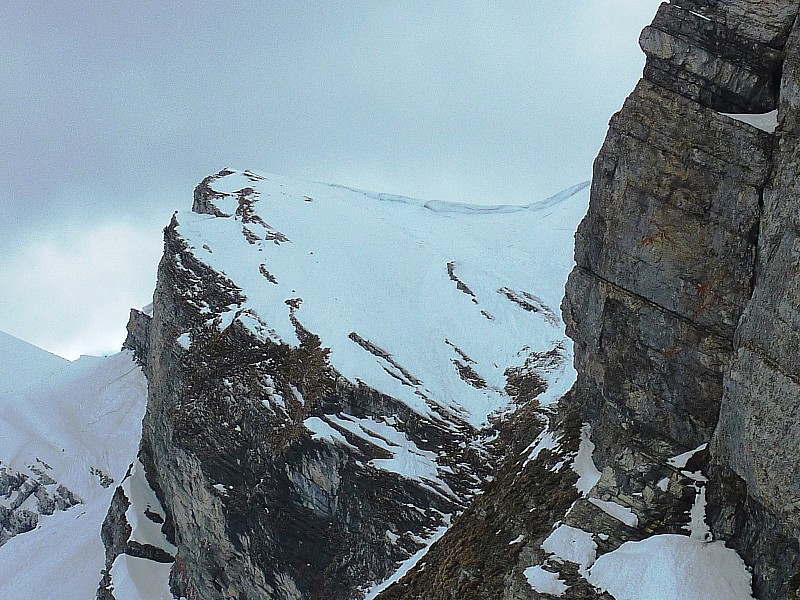Aig. des Calvaires couloir N : Le haut du couloir. Pour éviter la corniche, il faut partir assez haut en rive gauche