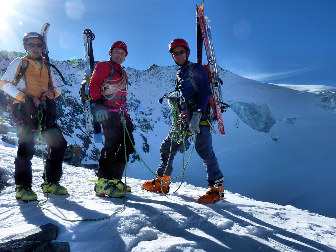 L'équipe au Col des Roches : Encordés pour aborder la descente sur le glacier du Geay en toute sécurité.