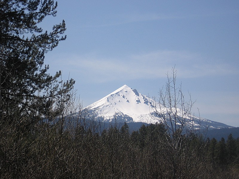 Mont McLoughlin : Depuis la route, vue sur l'arête Est au premier plan, et le joli plan incliné de descente de profil sur la gauche