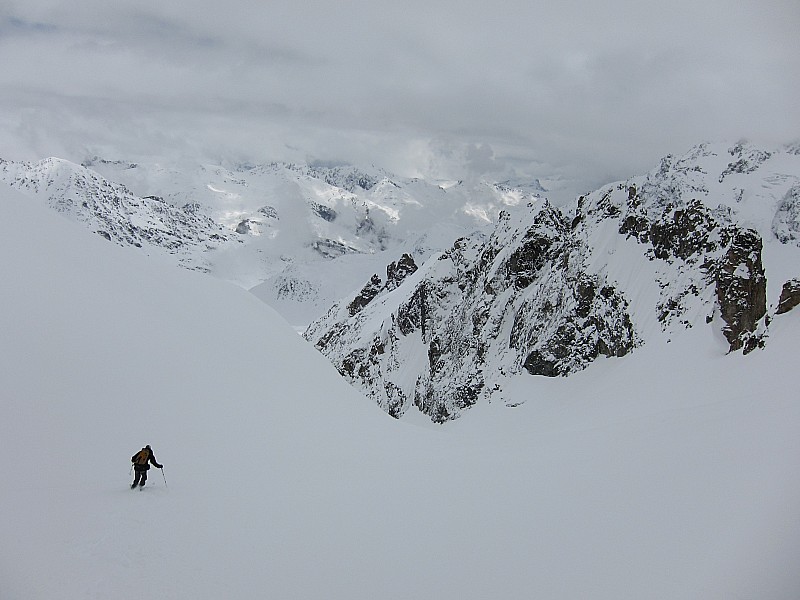 Glacier du Rif de la Planche : c'est parti pour une descente poudreuse. Dans le jour blanc, c'est dommage.