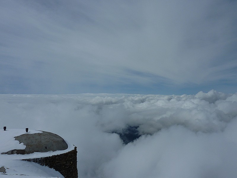 vue coté Sud depuis le sommet : mer de nuage vue du sommet St Sauveur