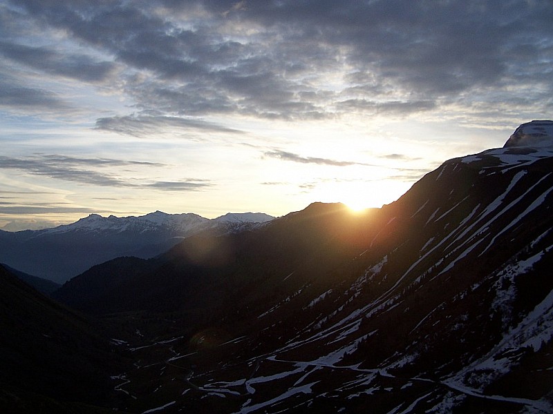 Coup de sabre du piniolet : Levé du soleil derriere la vanoise.