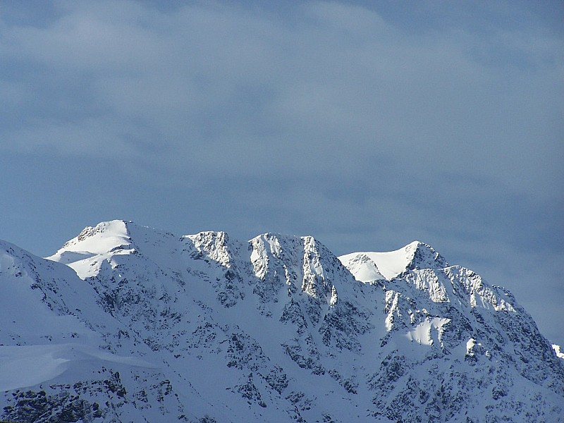 Coup de sabre du piniolet : Les cimes de la Barbarate et l'Etendard, gavé de neige.