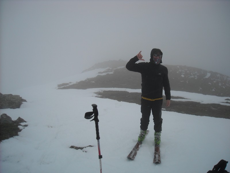 Sommet : Denis au sommet dans le blizzard ...