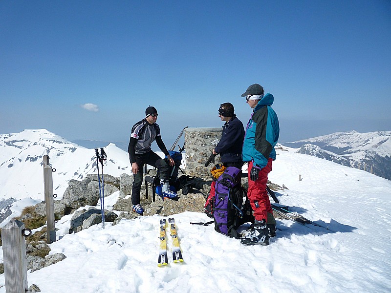 Sommet du Puy Mary : Breifing au sommet avec le Chavaroche en arrière plan