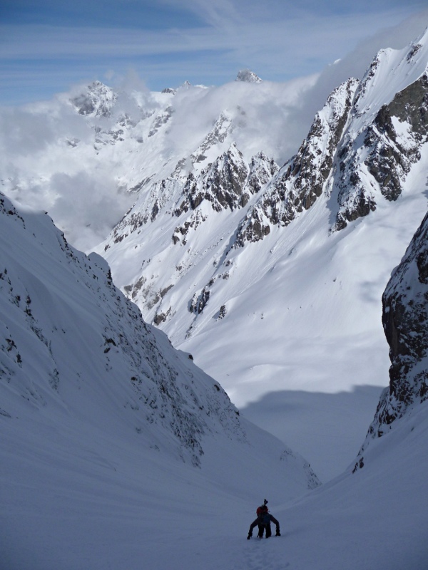 Couloir NW : Enneigement généreux dans ce couloir plein à raz-bord