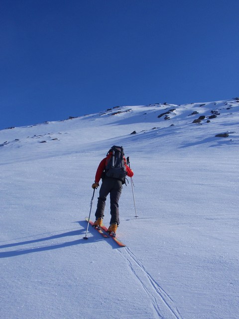 Montée vers Foréant : neige dure, couteaux de sortie