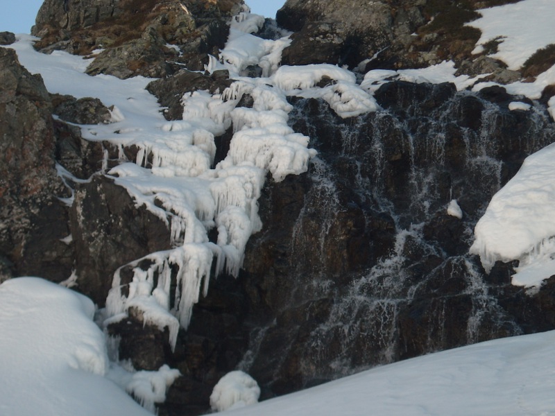 contraste hiver/printemps : cascade figée pour plus très longtemps vers le col du Pra