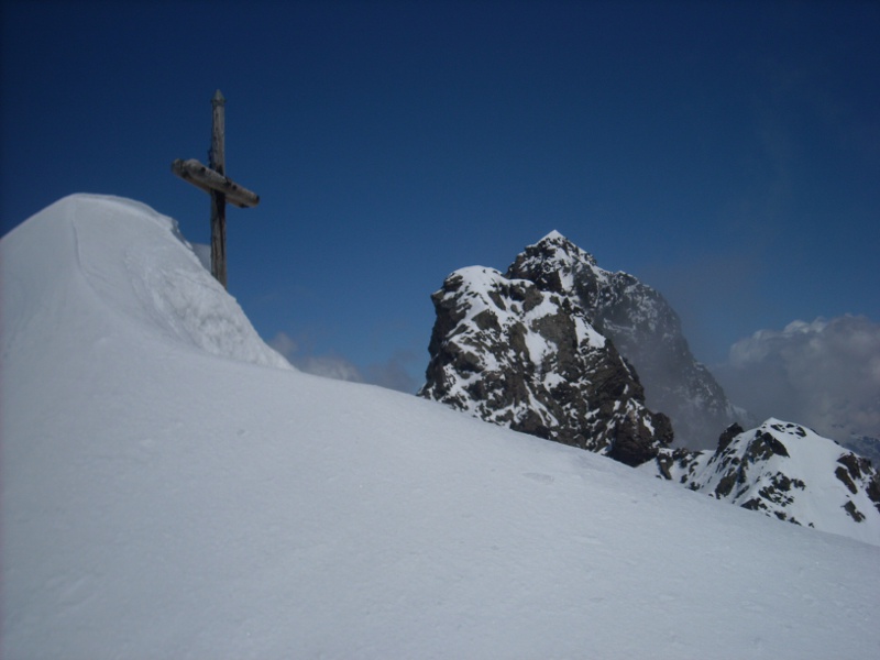 sommet : beaucoup de neige au sommet et le Grand pic majestueux