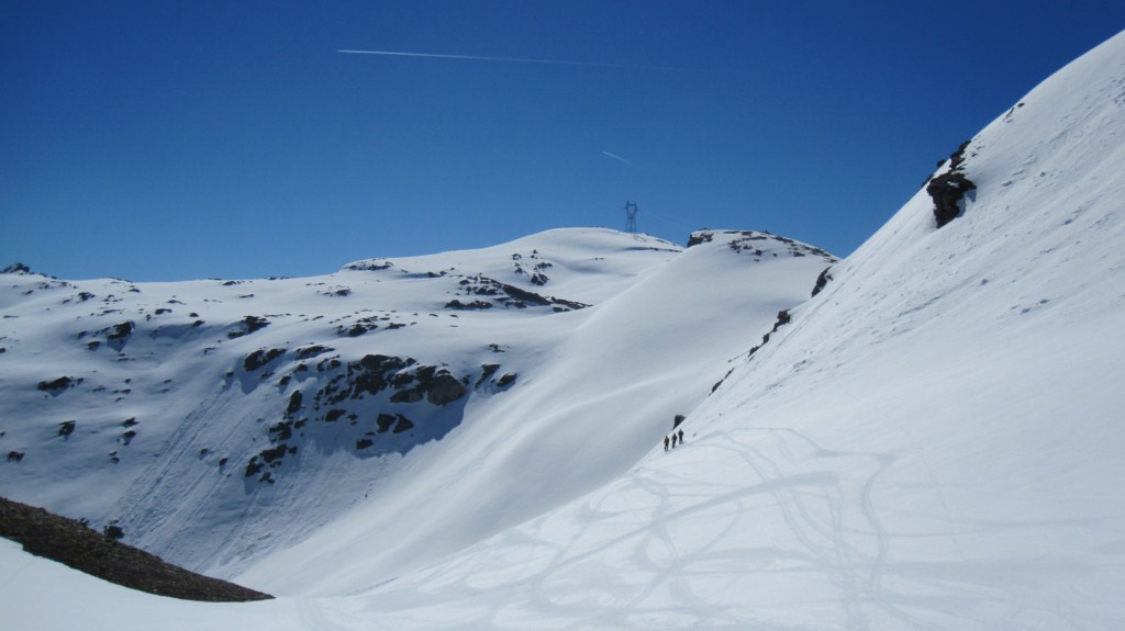 Du col du vieux : Randonneurs en descente avec en face le pylône de la Terrasse