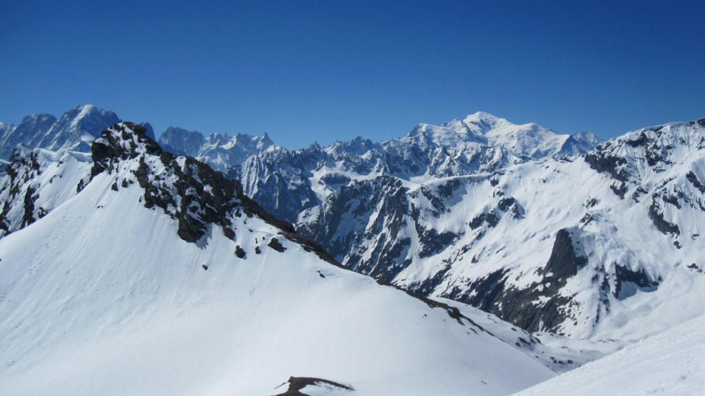 Depuis la pente sommitale : En face du massif du Mont Blanc