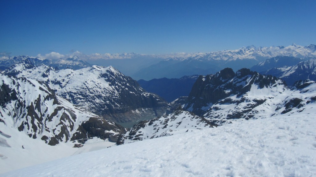Depuis le sommet : En bas le barrage d'Emosson