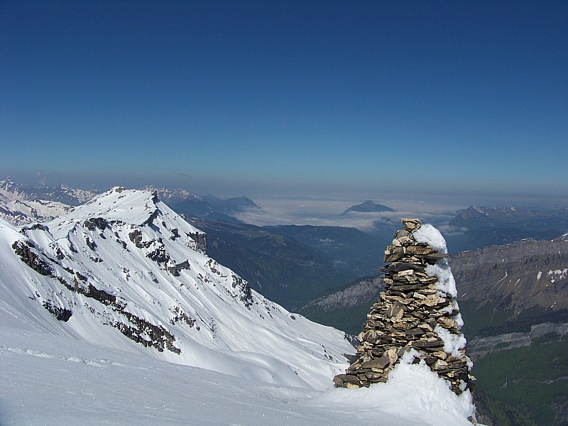 cheval blanc : Vallée du Giffre et le Môle comme une île dans la mer de nuages...