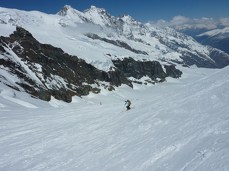Bonne descente : sur fond de Taschorn et dom, Cécile profite de la bonne neige du haut