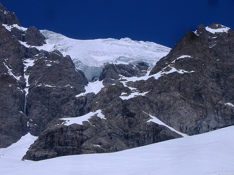 "Les Rouies" du 24.0 : le glacier des Rouies est impressionnant vu d'en dessous! J'espere qu'il tient bien... on comprend mieux le choix de l'itinéraire de montée!