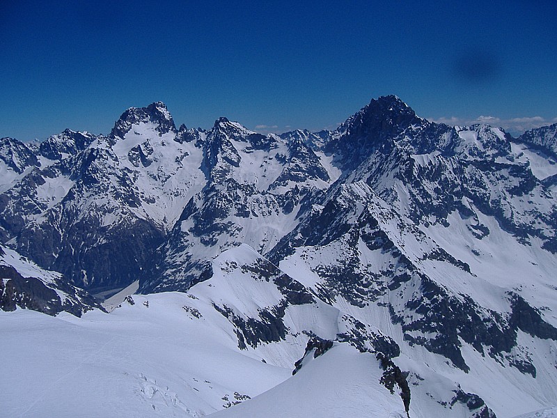 "Les Rouies" du 24.0 : Ecrins (à gauche), Ailefroide (à droite) et au premier plan le glacier par ou je suis monté... d'ici la vue est grandiose!