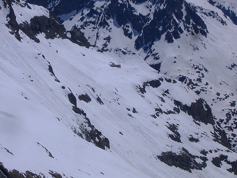 "Les Rouies" du 24.0 : Le refuge du Pigeonnier (2423m) mais on n'y passe ni a la montée ni a la descente! faudra revenir l'été ....