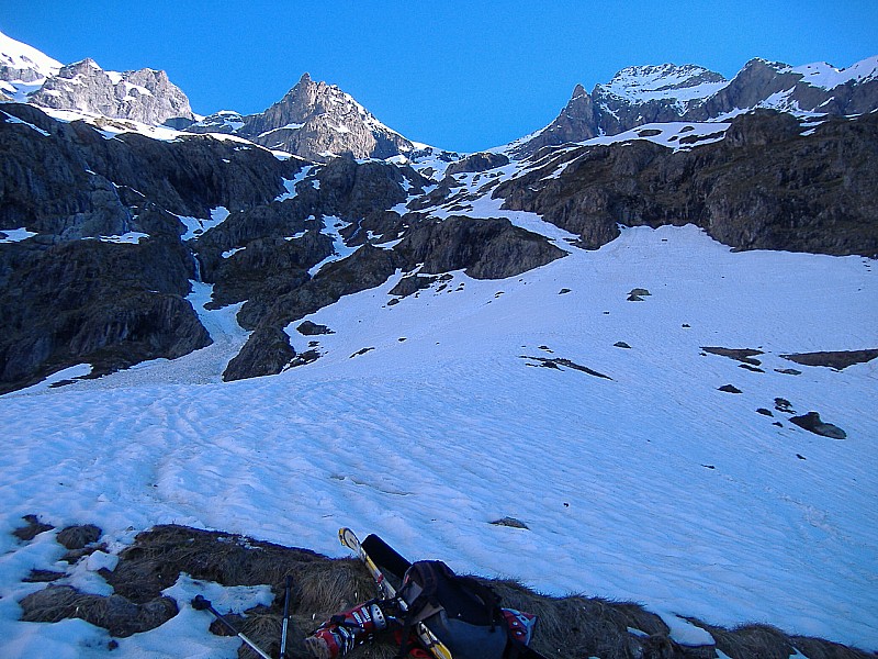"Les Rouies" du 24.0 : chaussage à 2100m... faudra encore zigzager légerement entre les rocher et les anciennes coulées pour ne pas déchausser...