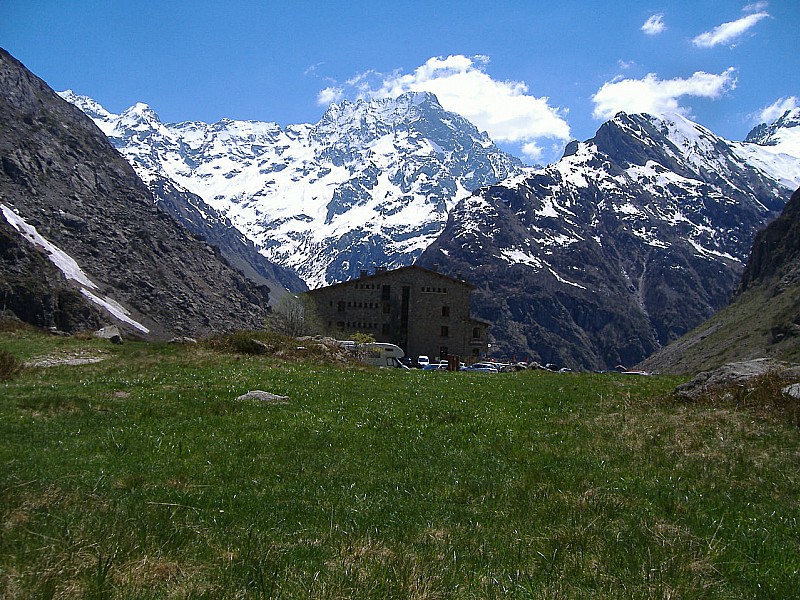 "Les Rouies" du 24.0 : arrivée a Gioberney: prairies verdoyantes... dernière pause casse croute ici dans l'herbe avant le retour brutal a la civilisation...