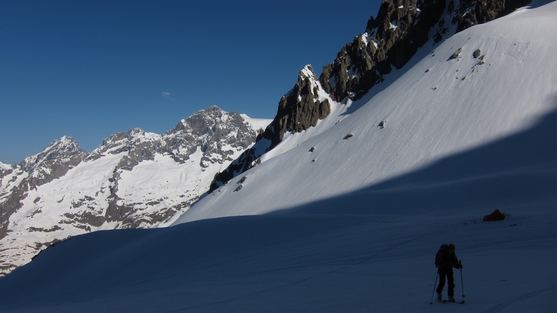 Glacier des Aupillous : devant la tente des 2 alpinistes partis dans une goulotte en face N du Jocelme
