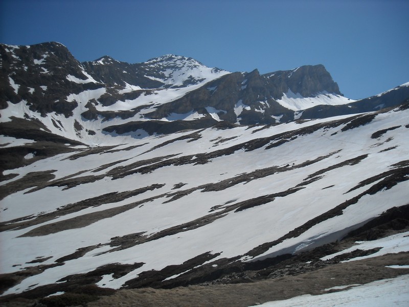 Itinèraire : Vu d'ensemble de l'itinéraire depuis l'altitude 2150, le Garlitz est le sommet évident, le Pène Abeillère est à droite