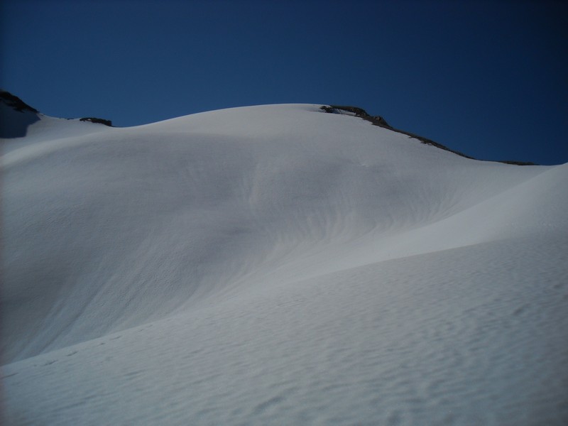 Pène Abeillère : Sommet en vu, beau monticule de neige