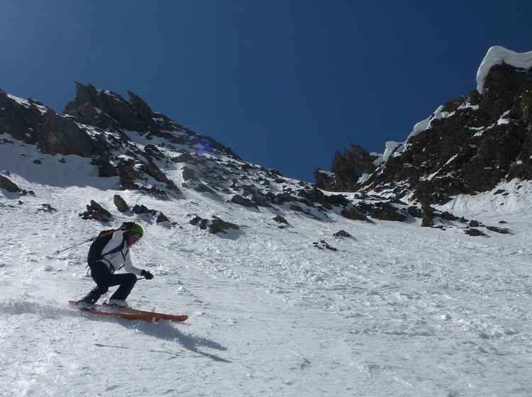 #7 La Crête de Coq : Bon certes, il n La Crête de Coq : Bon certes, il n'y a plus de poudre mais au moins à cette période de l'année, on est au soleil dans les couloirs N !