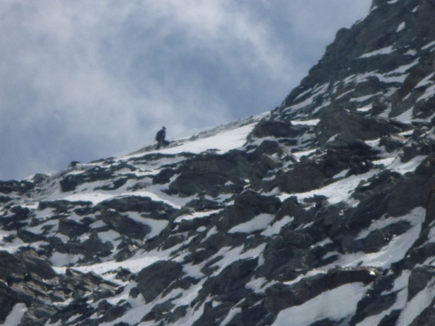 Haut du Z : Doc Louis skie sur les rochers