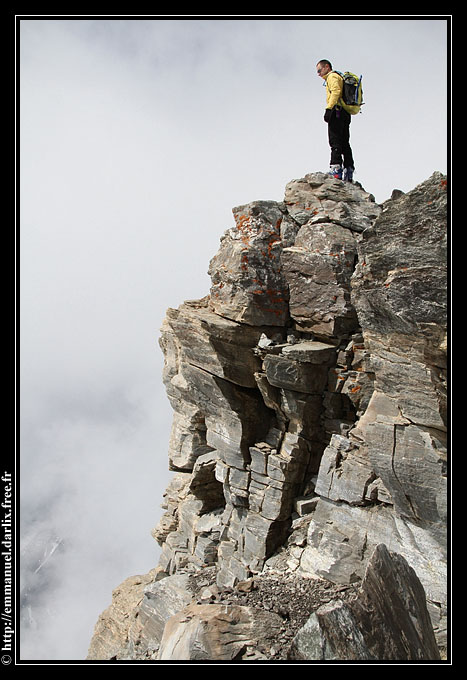 Sommet de la Pointe du Lamet : Etienne au sommet de la Pointe du Lamet se penche au dessus du versant Italien